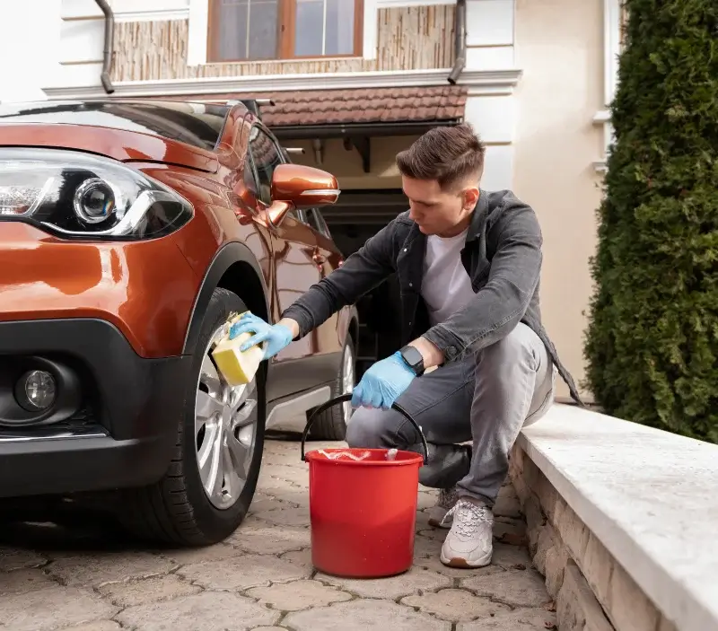 Lavage auto à domicile Moncetz-Longevas : professionnel intervenant sur un véhicule